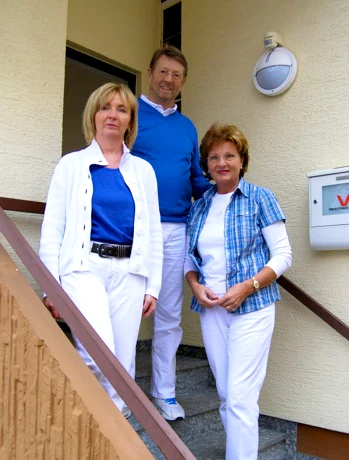 Das Team von Herr Sperling auf einer Treppe aufgestellt.