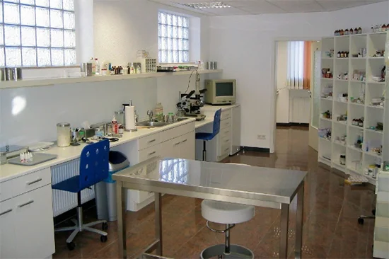 Behandlungsraum der Tierarztpraxis mit Tisch und medizinischen Geräten