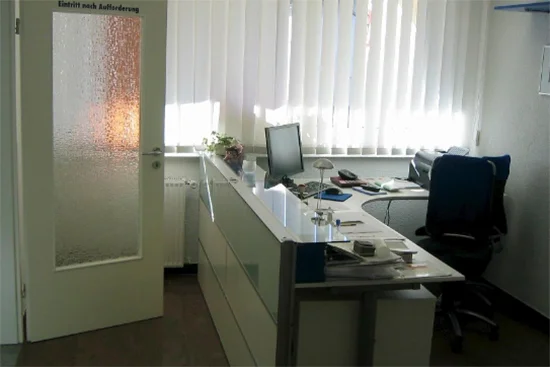 Übersichtlicher und gepflegter Praxisbereich.