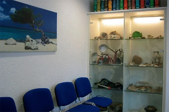 Wartebereich der Praxis mit gemütlicher Einrichtung und entspannter Stimmung.