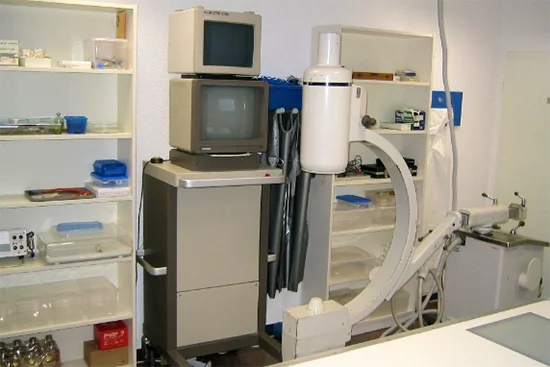 Detailaufnahme eines Behandlungsraums – klar, sauber und professionell gestaltet.