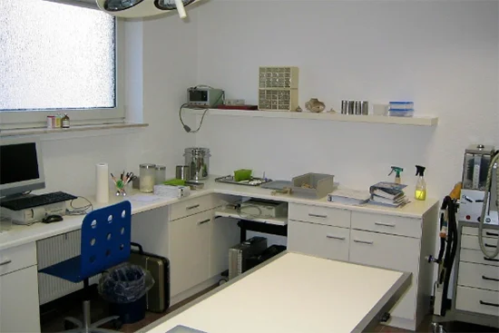 Heller Behandlungsraum mit moderner Ausstattung und angenehmem Ambiente.