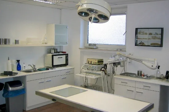 Übersichtlicher und gepflegter Praxisbereich für einen angenehmen Aufenthalt.