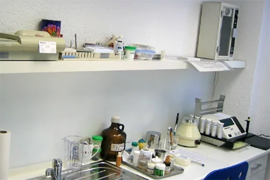 Heller Raum mit professioneller Ausstattung.