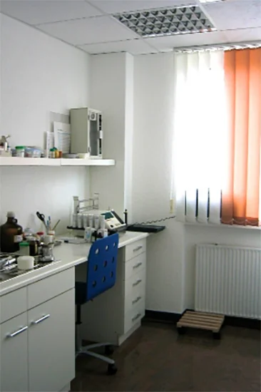 Heller Behandlungsraum mit professioneller Ausstattung.